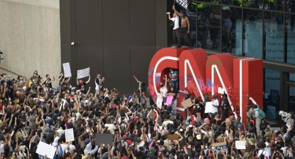Protestas por la muerte de George Floyd llegan a las puertas de CNN en ...