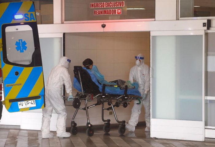 Análisis de Bloomberg: «Chile fue admirado por su abordaje quirúrgico de la pandemia, pero hoy tiene una de las tasas más altas del mundo de infecciones»