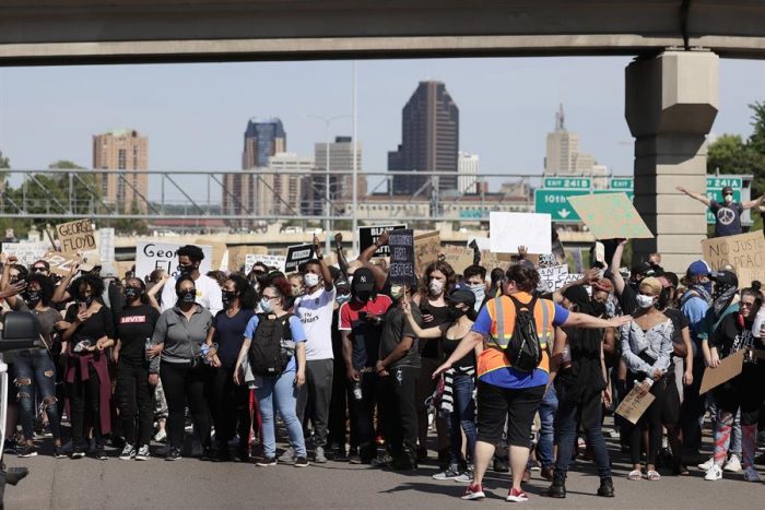 Se registran nuevas protestas en Nueva York tras violenta respuesta policial del sábado