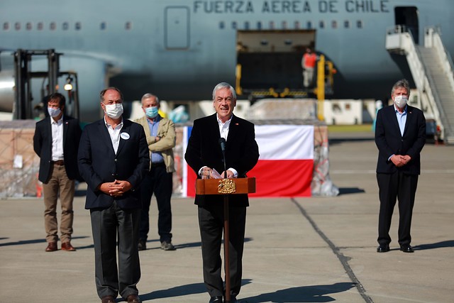 Piñera recibió cargamento de 117 ventiladores mecánicos donados por la CPC para el sistema de salud