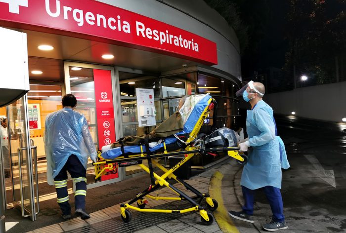 Informe ICOVID confirma disminución de casos nuevos y hospitalizaciones pero advierte que riesgo de nuevos brotes sigue vigente