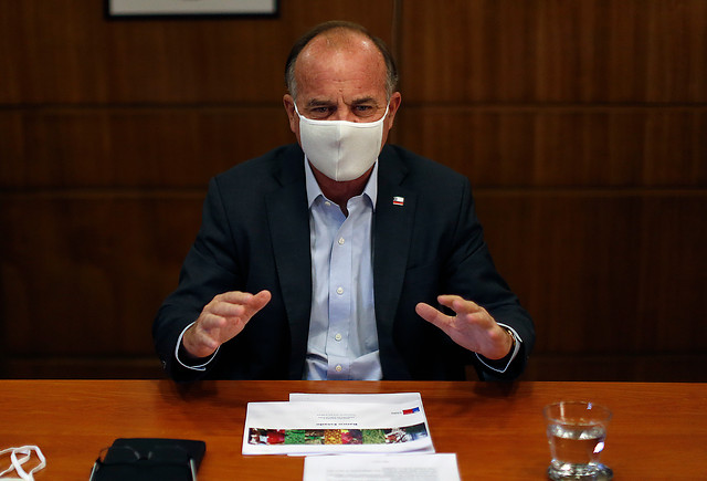 Greenpeace critica los dichos del ministro Walker: “Miente deliberadamente, en Chile no está priorizado el consumo humano al agua”