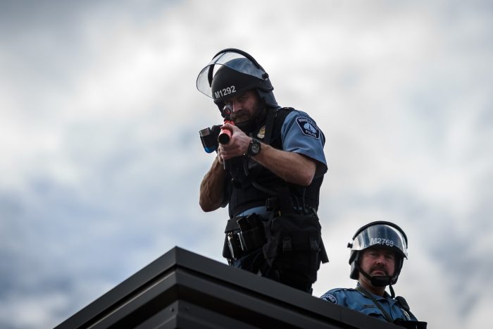 Municipalidad de Minneapolis se compromete a desmantelar su policía mientras siguen protestas