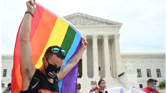 Por qué es histórico el fallo de la Corte Suprema de EE.UU. que prohíbe la discriminación en el trabajo de personas homosexuales y trans ( y por qué es un revés para Trump)