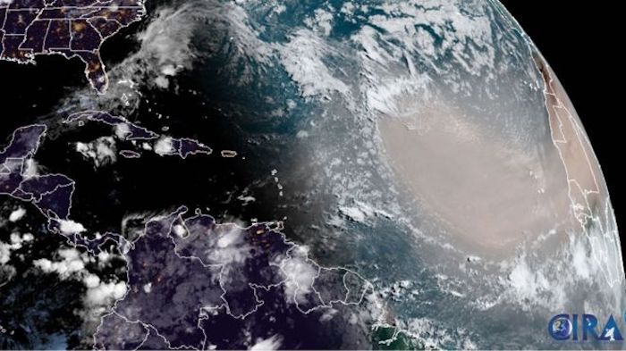 Polvo del Sahara: cuál es el fenómeno detrás de la densa nube que viajó 10.000 km desde África y ya afecta a México