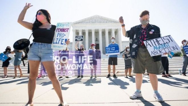 Aborto en EE.UU.: Corte Suprema rechaza una ley que restringía la interrupción del embarazo y da un revés a Donald Trump