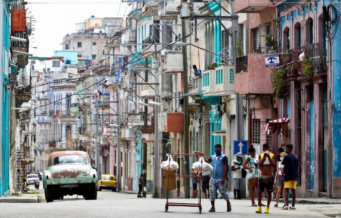 Siguen a la espera: el drama de 70 personas varadas en Cuba desde marzo que claman por un vuelo humanitario para volver a Chile