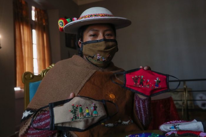 Las manos de mujeres indígenas en Bolivia bordan historias en sus mascarillas