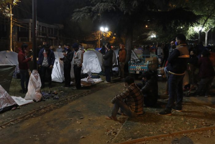 Más de 600 bolivianos siguen durmiendo afuera del consulado en Santiago esperando respuestas para retornar a su país