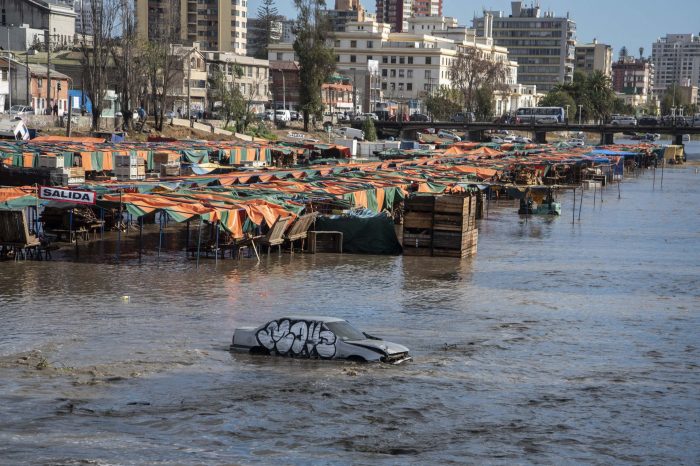 Aumento en el caudal del estero Marga Marga dejó a varios autos inundados