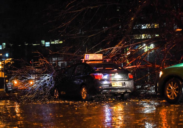 Sistema frontal que afecta a la zona centro-sur del país deja cortes de luz, calles anegadas y caída de árboles