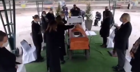 “Sebastián lo quiere abrir”: video muestra incumplimiento de protocolo por covid-19 en funeral de tío del Presidente Piñera