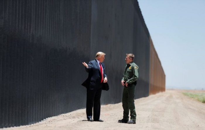 Trump visita muro fronterizo en Arizona en medio de aumento de casos de coronavirus