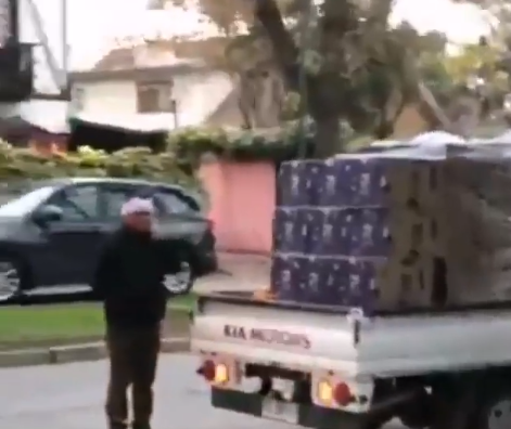 Captan reparto de cajas de “Alimentos para Chile” en barrio residencial de La Reina