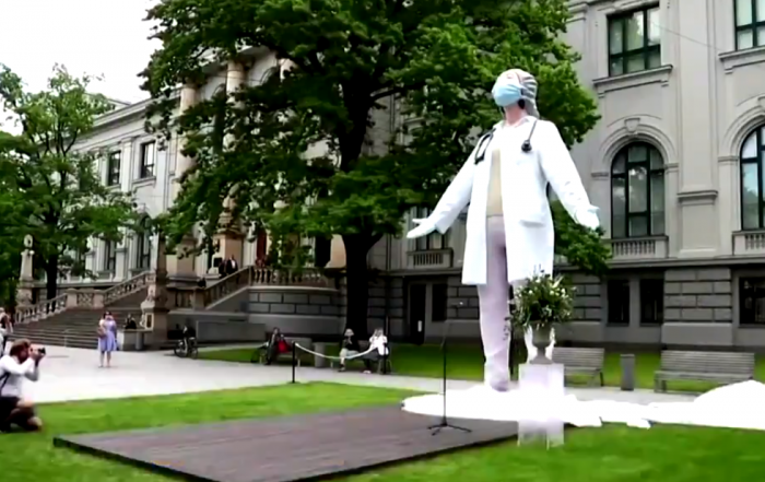 Se levanta estatua en honor a los funcionarios de la salud en Letonia