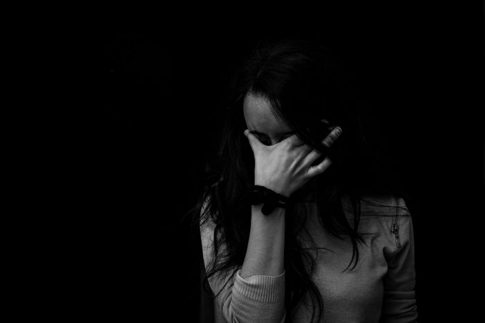 Estudio revela que mujeres tienen más del doble de riesgo de sufrir trastornos de ansiedad por la cuarentena