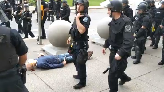 Adulto mayor es agredido y dejado inconsciente por policías estadounidenses en medio de una manifestación antirracial