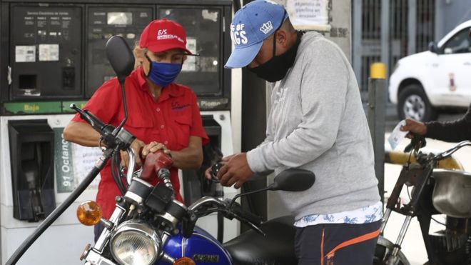 Gasolina en Venezuela: las claves de la histórica decisión de Maduro de poner fin a décadas de combustible casi gratis en el país