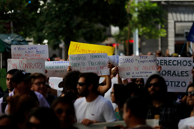 Trabajadores a honorarios atentos a votación de proyecto en la Cámara: “¡$75 mil no sirven para una familia!”