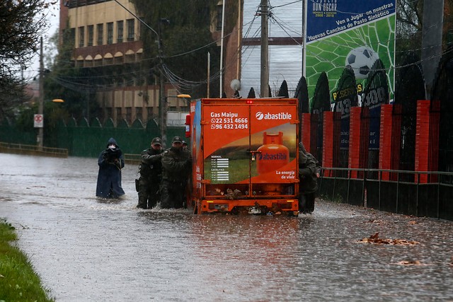 Fuertes precipitaciones provocan inundaciones en Santiago y varias ciudades de la zona centro sur del país