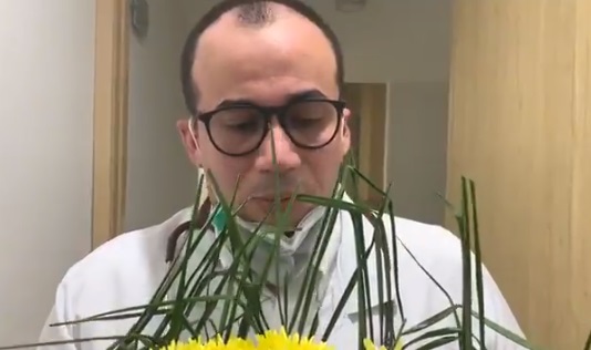 Le enviaron coronas de flores: acusan a médico colombiano de dejar morir paciente con coronavirus