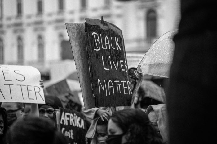 “Black Lives Matter” y por qué Chile no se salva del racismo: “Quienes más sufrimos la discriminación culturizada y naturalizada en Chile somos quienes tenemos pieles más oscuras”