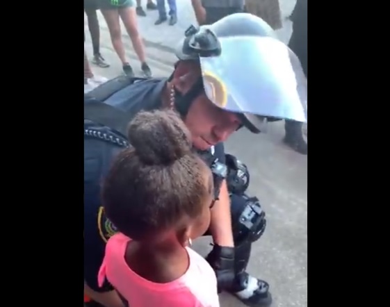 “¿Nos vas a disparar?”: video muestra emotiva conversación entre una niña y un policía en una de las manifestaciones tras la muerte de George Floyd