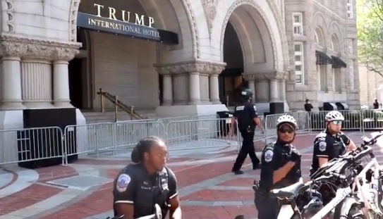 Policías que resguardaban Hotel Trump de Washington se arrodillaron en señal de protesta tras muerte de George Floyd