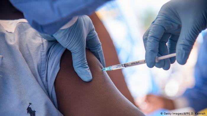 Nuevo tipo de vacuna contra el coronavirus comenzó a probarse en humanos en Reino Unido
