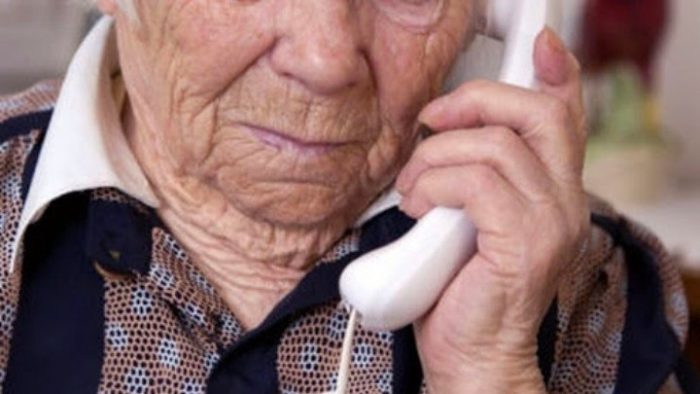 Estudiantes de Enfermería crean servicio de ayuda y acompañamiento telefónico para adultos mayores