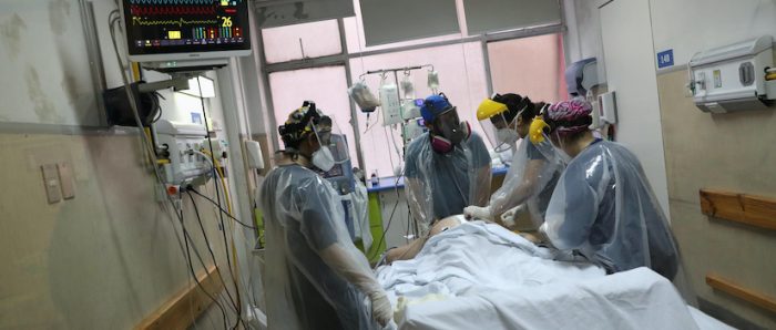 A ritmo de violín, enfermera chilena consuela a pacientes con coronavirus