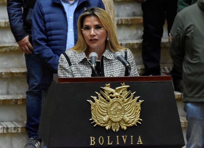 Presidenta interina de Bolivia da positivo por Covid-19 y guardará cuarentena