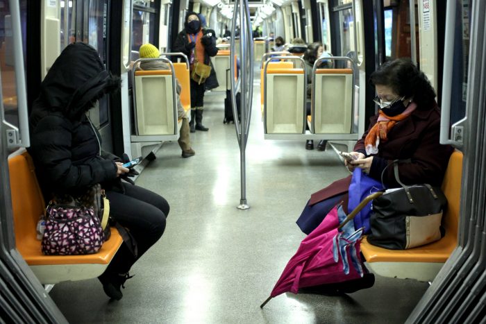 Empleo y pandemia: informe revela que trabajadoras de casa particular son las que más salen en transporte público en cuarentena