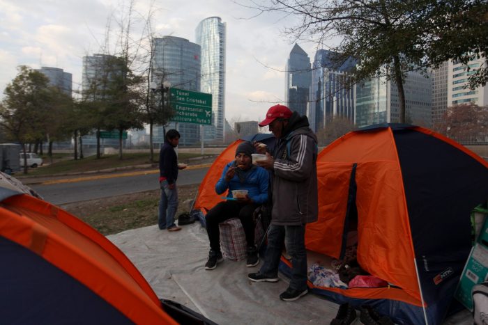 Más de 100 ciudadanos bolivianos acampan a las afueras del consulado pidiendo ser repatriados