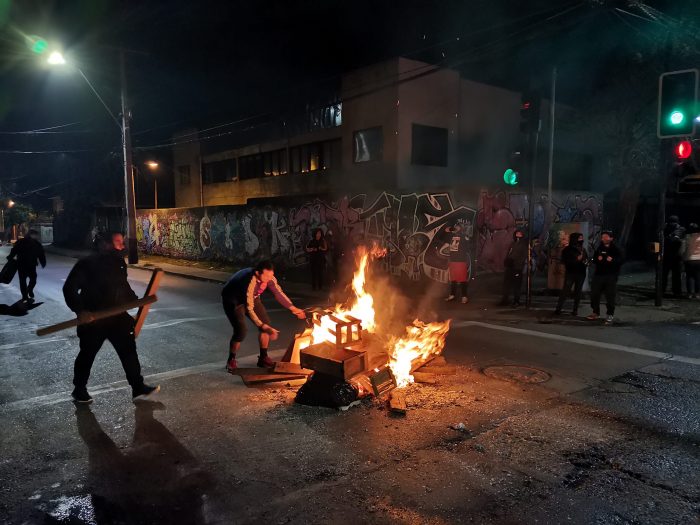 Noche de incidentes en distintos puntos del país: Blumel acusa a “grupos organizados de violentistas”