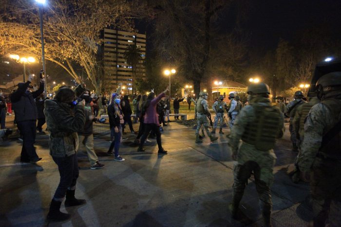 Plaza Ñuñoa: manifestantes realizan «velatón» durante la Cuenta Pública y militares llegan al lugar