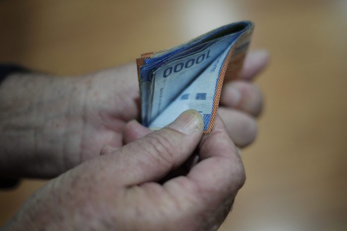 Tras 17 meses en caída libre a causa de la inflación, los salarios en Chile anotaron un alza