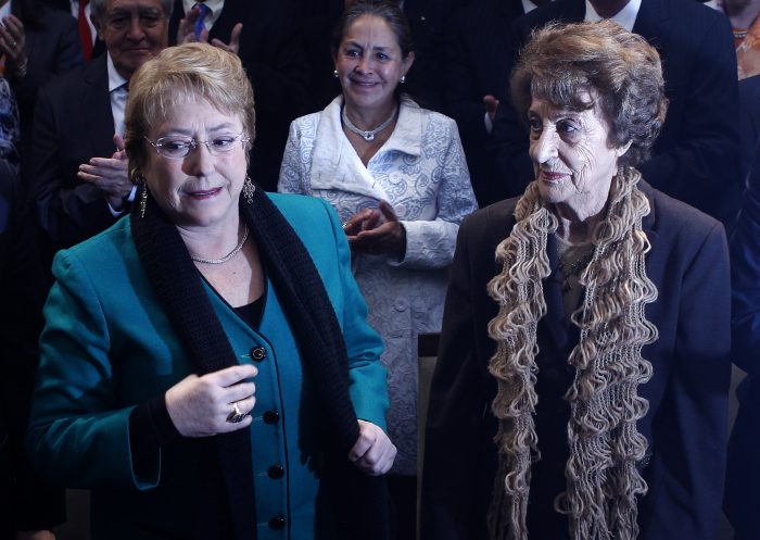 Bachelet llega a Chile para despedirse de su madre Ángela Jeria y agradece mensajes «de simpatía y condolencias»