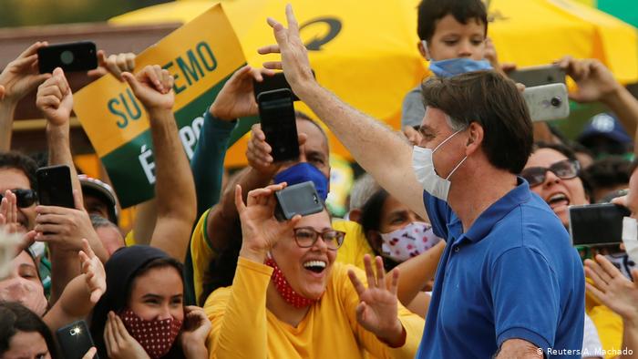 No aprende la lección: Bolsonaro se sacó mascarilla en primera aparición pública tras superar el coronavirus