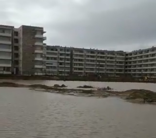 Precipitaciones inundaron zona residencial construida sobre Humedal Los Molles