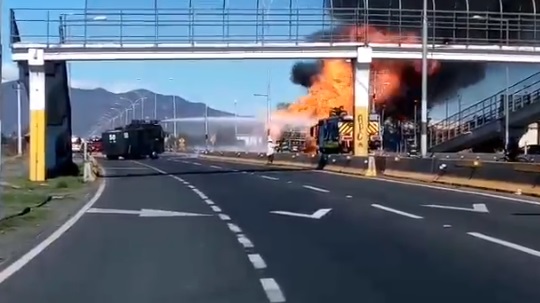Camión repartidor de gas se incendia y genera explosiones en plena carretera en Rancagua 