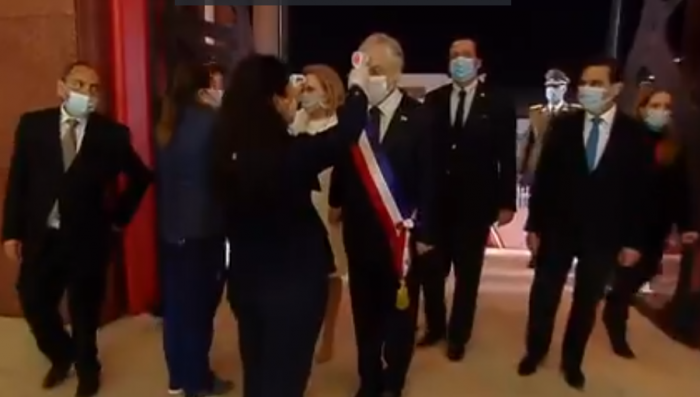Con toma de temperatura y mascarilla: el ingreso del Presidente Piñera al Congreso Nacional
