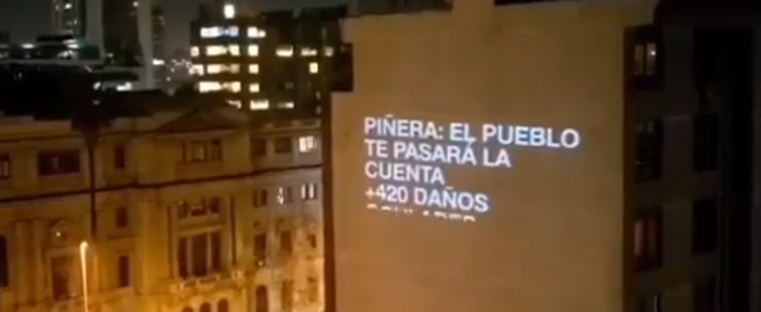 «Piñera, el pueblo te pasará la cuenta»: el mensaje visualizado en edificio de Santiago tras la Cuenta Pública