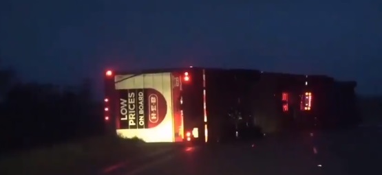 Fuertes vientos generados por el Huracán Hanna provocaron el volcamiento de un camión de carga en plena autopista en Estados Unidos