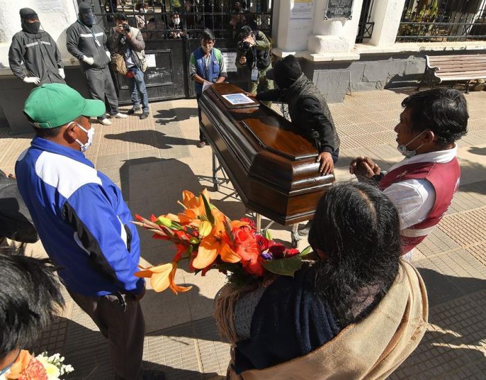 Vivir con muertos: el drama en la región boliviana de Cochabamba debido al colapso de cementerio por el Covid-19