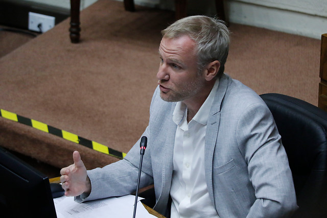 El lamento de Evópoli: Felipe Kast acusa a Desbordes y Van Rysselberghe de pasarle la factura a Blumel por ley que limita la reelección