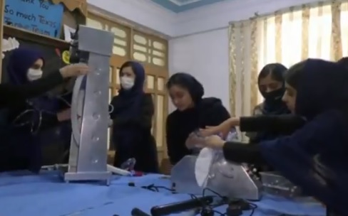 Jóvenes afganas diseñaron prototipo de ventilador mecánico para combatir el coronavirus en dicho país
