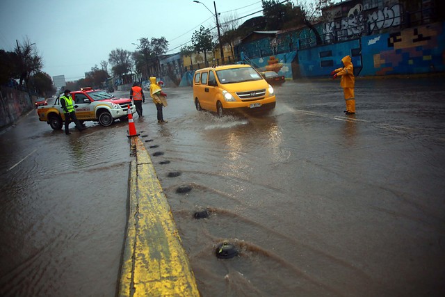Cortes de luz, calles inundadas, y anegamiento de casas por intensas lluvias en la zona centro sur del país
