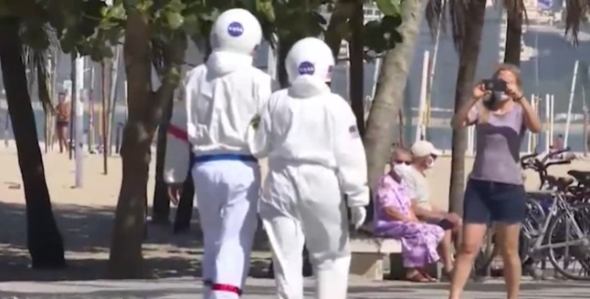 La salud por sobre el calor: pareja de brasileños se protege del coronavirus con traje de astronautas