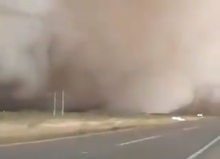 Tormenta de arena sorprendió a automovilistas en plena autopista en México